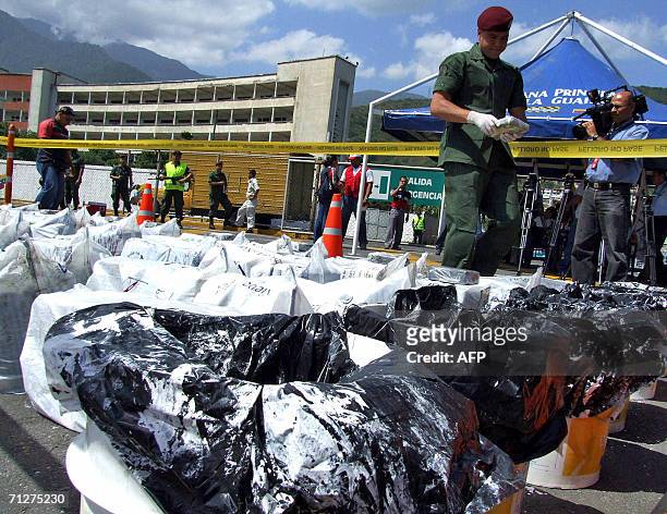 Un miembro de la unidad antidrogas de la militarizada Guardia Nacional , inspecciona paquetes de droga ilicita despues de ser localizada en la aduana...