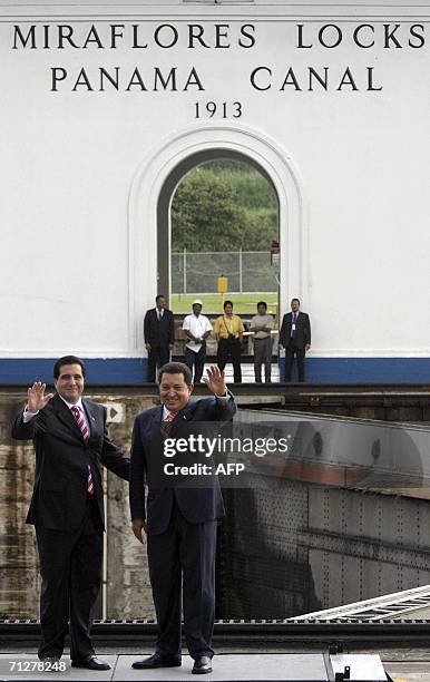 Martin Torrijos presidente de Panama y Hugo Chavez , presidente de Venezuela, saludan durante una visita a las Esclusas de Miraflores, 25 km de la...