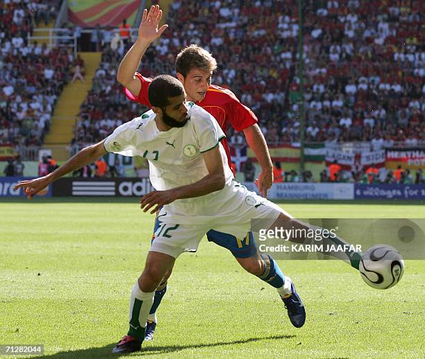 Kaiserslautern, GERMANY: Spanish midfielder Joaquin vies with Saudi defender Abdulaziz Khathran during the opening round Group H World Cup football...