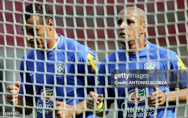 Brazil's team captain Cafu and teammate Roberto Carlos jog, 24 June 2006, during a training at the Belkaw Arena in Bergish Gladbach, Germany....