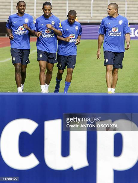 Brazilian footballers Juan, Ronaldinho Gaucho, Robinho and Ronaldo Nazario jog, 24 June 2006, during a training session at the Belkaw Arena in...