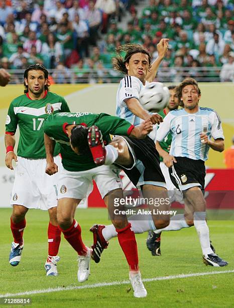 Hernan Crespo of Argentina scores an equalising goal during the FIFA World Cup Germany 2006 Round of 16 match between Argentina and Mexico played at...