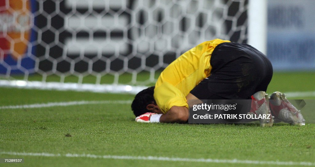 Mexican goalkeeper Oswaldo Sanchez looks