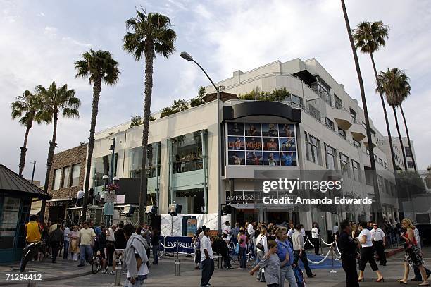 Fans gather outside the American Eagle store for the All-American Rejects gig on June 24, 2006 in Santa Monica, California.