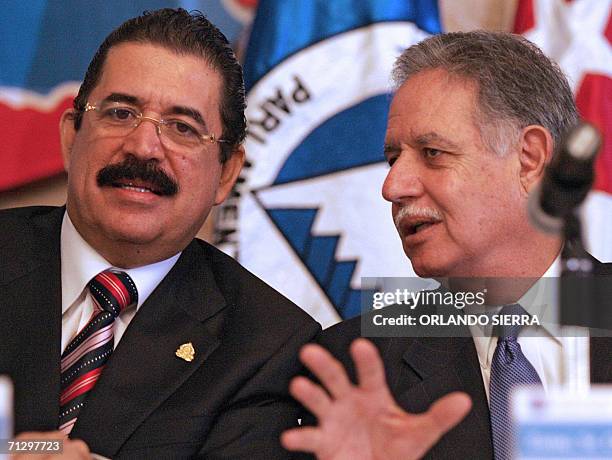 El presidente de Guatemala, Oscar Berger , dialoga con homologo de Honduras, Manuel Zelaya , durante la inauguracion de la Cumbre de Parlamentos...