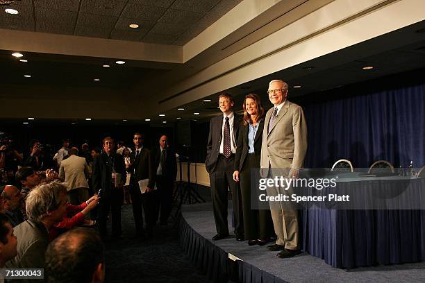 Warren Buffett stands with Bill and Melinda Gates June 26, 2006 at a news conference where Buffett spoke about his financial gift to the Bill and...