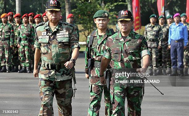 Indonesian military chief Djoko Suyanto and his Malaysian counterpart Muhammad Anwar bin Muhammad Nur inspect their troops during a ceremony in...