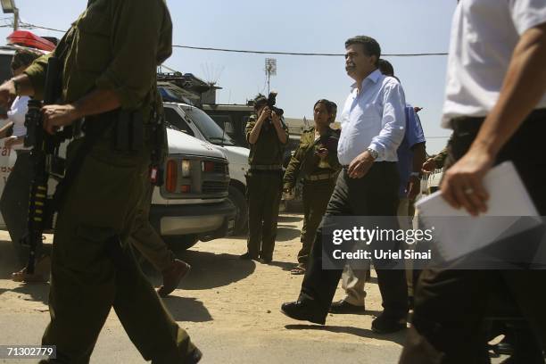 Israeli defense minister, Amir Peretz, arrives for a meeting with Israeli soldiers on June 27, 2006 at an army base located near the site where...