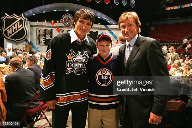 Alexander Ovechkin of the Washington Capitals poses with head coach Wayne Gretzky of the Phoenix Coyotes during the 2006 NHL Draft held at General...
