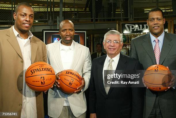 Paul Pierce of the Boston Celtics, former NBA palyer Kenny Smith, NBA Commissioner David Stern and Executive Vice President of Basketball Operations...