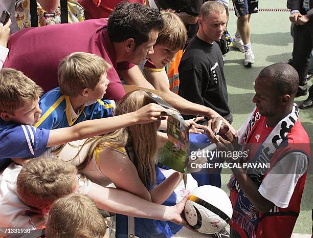 French midfielder Patrick Vieira signs autographs for fans after a training session 29 June 2006 at Weserbergland stadium in Hameln. France will face...