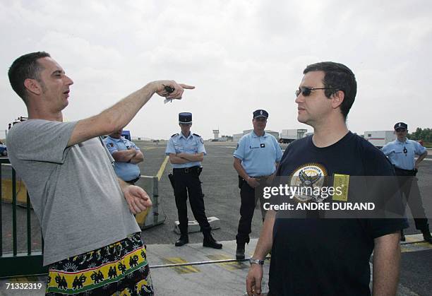 Les deux responsables du teknival, DJ Loco et DJ Denos , s'entretiennent a l'aerodrome de Vannes-Meucon, le 29 juin 2006, ou doit se tenir une rave...