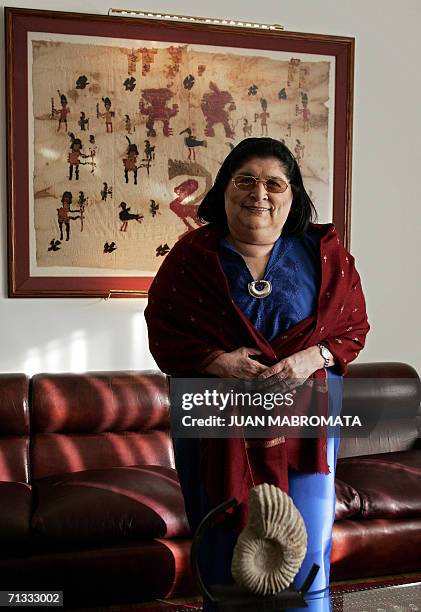 Buenos Aires, ARGENTINA: ACOMPANA NOTA - La cantante argentina de musica popular Mercedes Sosa posa para la foto antes de ser entrevistada en su casa...