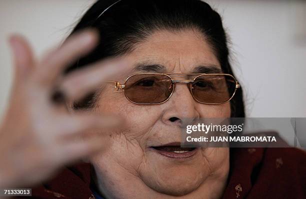 Buenos Aires, ARGENTINA: ACOMPANA NOTA - La cantante argentina de musica popular Mercedes Sosa responde preguntas durante una entrevistada en su casa...