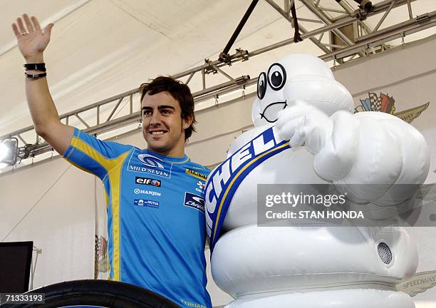 Indianapolis, UNITED STATES: Formula One Renault driver Fernando Alonso of Spain with Bibendum , the Michelin Tire Company mascot, 29 June during...
