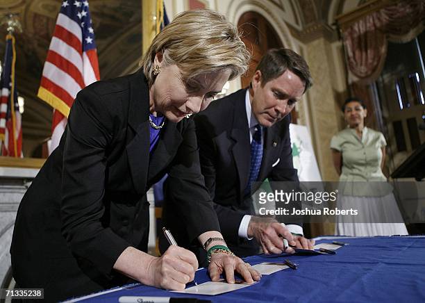 Senator Hillary Rodham Clinton and Senate Majority Leader Bill Frist sign a petition urging U.S. President George W. Bush to advocate for a UN...