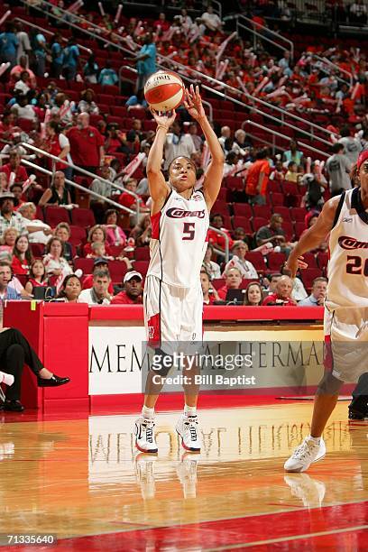 Dawn Staley of the Houston Comets shoots against the Washington Mystics June 29, 2006 at the Toyota Center in Houston, Texas. NOTE TO USER:User...