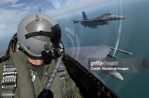 f-16 fighting falcons from the 62nd fighter squadron, luke air force base, ariz., fly over southern florida during a flight from luke to key west, fla., oct. 16, 2004. - air force stock pictures, royalty-free photos & images