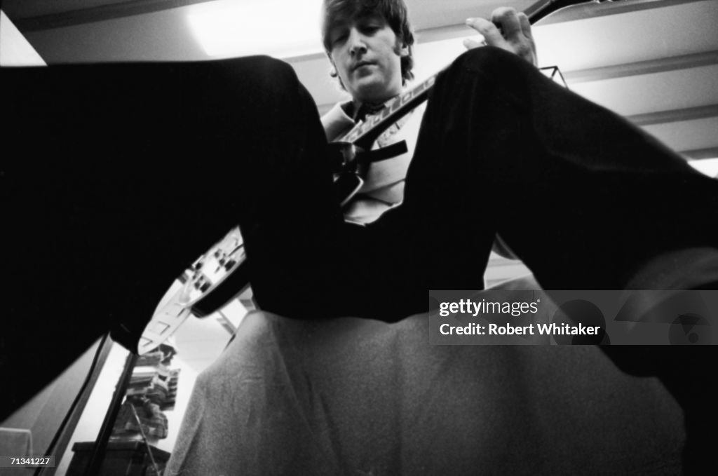 Lennon Backstage