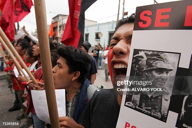 Activistas y familiares victimas de del pasado conflicto armado, protestan por las calles de Ciudad de Guatemala el 30 de junio de 2006, dia en que...