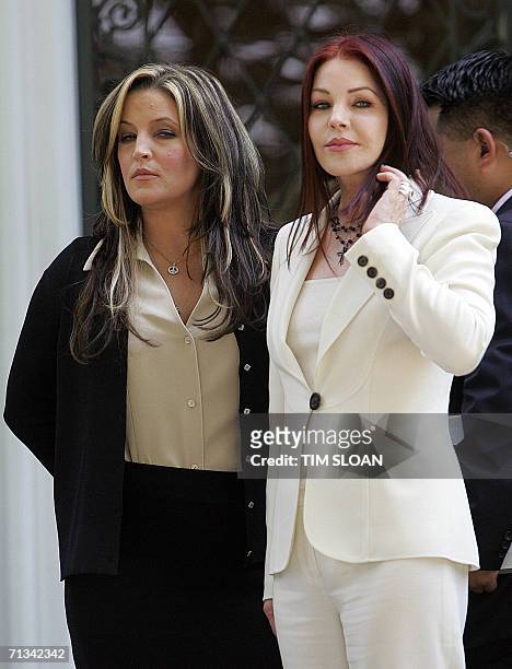 Memphis, UNITED STATES: Priscilla Presley and her daughter Lisa Marie Presley wait at the front portico entrance to greet US President George W. Bush...