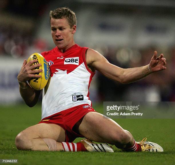Ryan O'Keefe of the Swans marks during the AFL Round thirteen match between the Sydney Swans and the Fremantle Dockers at the Sydney Cricket Ground...