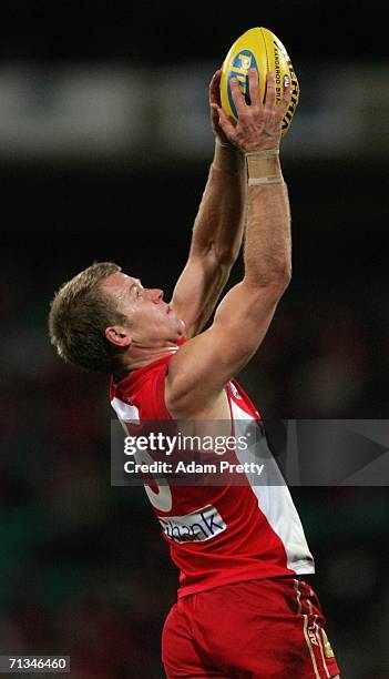 Ryan O'Keefe of the Swans marks during the AFL Round thirteen match between the Sydney Swans and the Fremantle Dockers at the Sydney Cricket Ground...