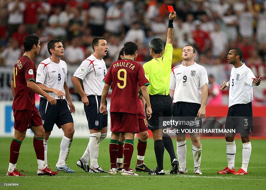 Argentinian referee Horacio Elizendo giv