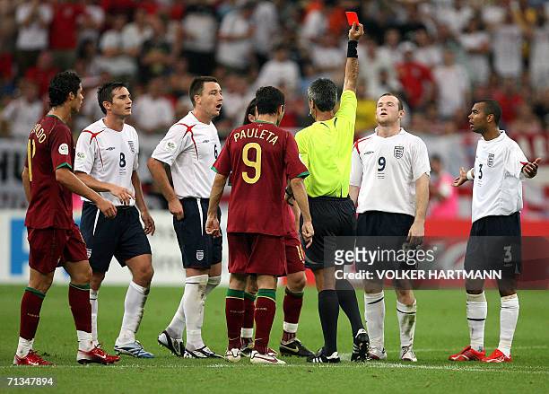 Gelsenkirchen, GERMANY: Argentinian referee Horacio Elizendo gives a red card to English forward Wayne Rooney , as English defender Ashley Cole ,...
