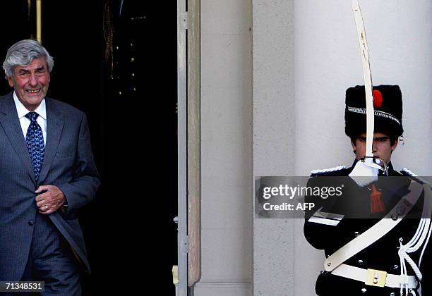 Den Haag, NETHERLANDS: Former Dutch Prime Minister Ruud Lubbers leaves Noordeinde Palace in The Hague, 01 July 2006, after meeting with Queen...