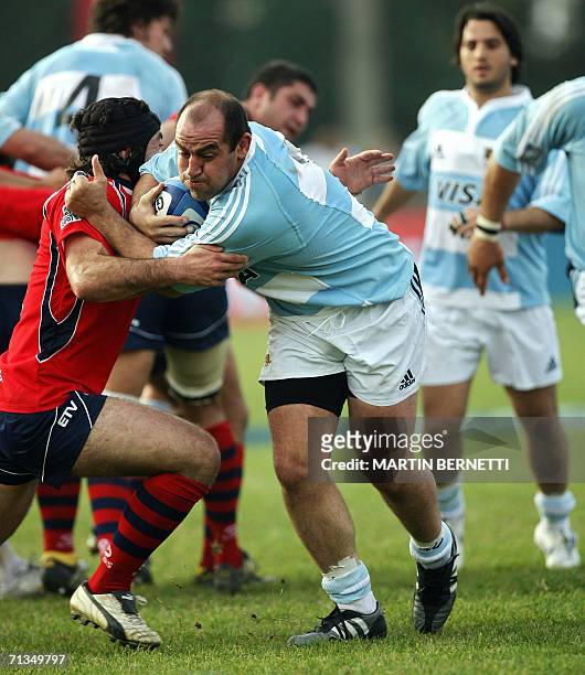 Mario Ledesma de los Pumas de Argentina disputa el balon con el chileno Cristobal Westenenk en Santiago de Chile, el 01 de julio de 2006, por la...