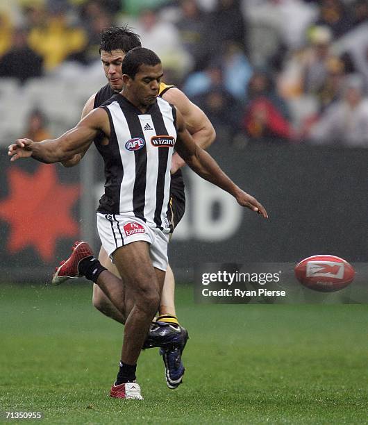 Chris Newman of the Tigers collides with Leon Davis of the Magpies during the round thirteen AFL match between the Richmond Tigers and the...