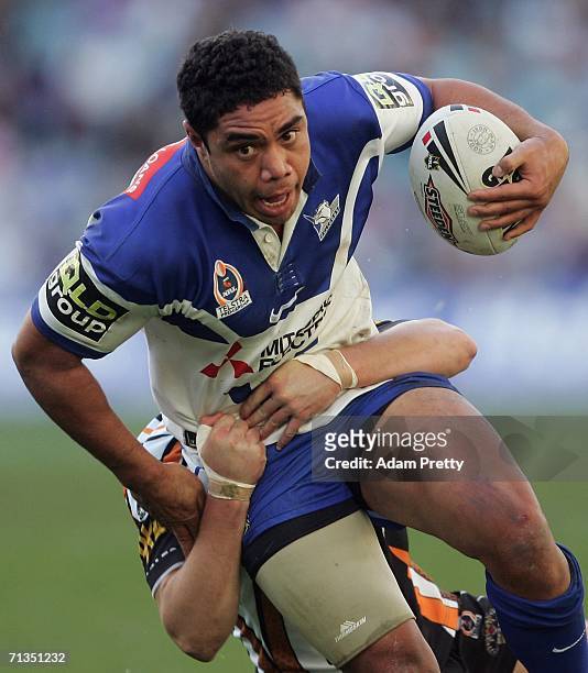Willie Tonga of the Bulldogs runs during the round 17 NRL match between the Wests Tigers and the Bulldogs at Telstra Stadium, July 2, 2006 in Sydney...