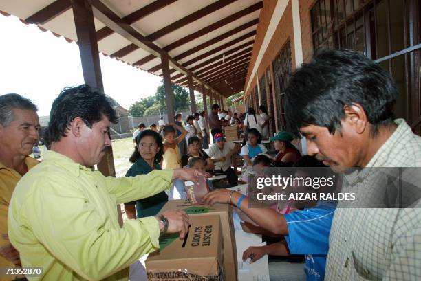 Un ciudadano de la comunidad de Paurito, a 20 km de Santa Cruz, Bolivia, deposita su voto el 02 de julio de 2006 en las elecciones para Asamblea...