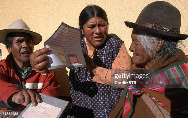 Demetrio Choque y Salustiana Quispe , jurados electorales indigenas, le muestran la papeleta del Referendum Autonomico a una votante indigena en...