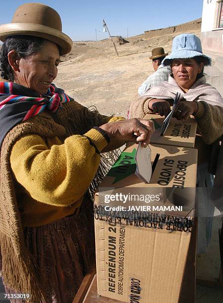 Una mujer indigena deposita su voto en Kurwisa, a 60 km de la La Paz, Bolivia, el 02 de julio 2006 durante las elecciones para Asamblea Constituyente...