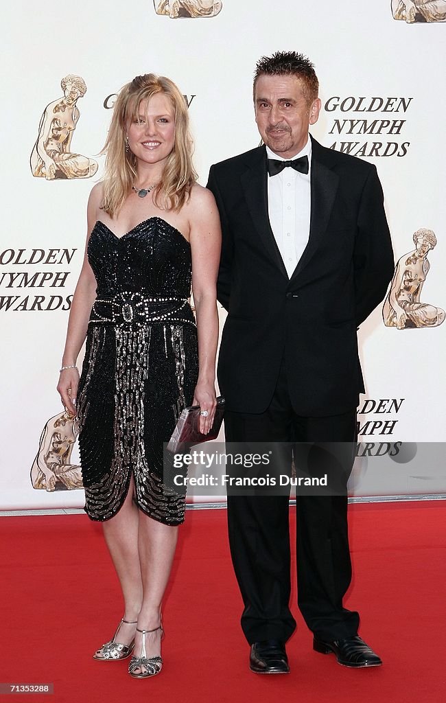 US actress Ashley Johnson poses with her husband on the red carpet News  Photo - Getty Images