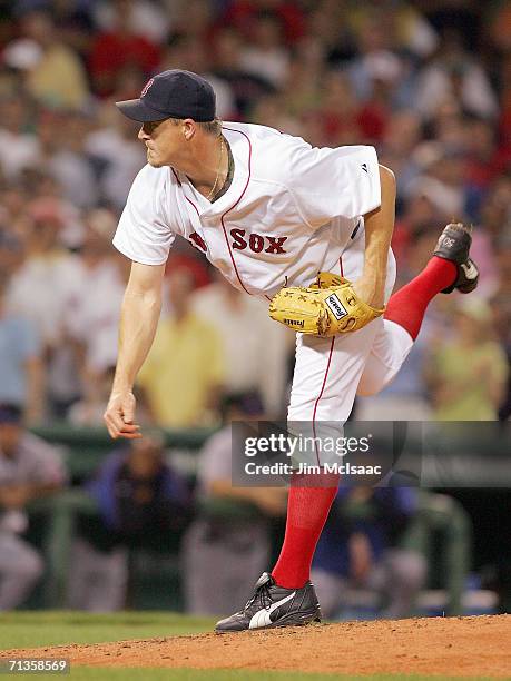 Mike Timlin of the Boston Red Sox delivers a pitch against the New York Mets on June 29, 2006 at Fenway Park in Boston, Massachusetts.