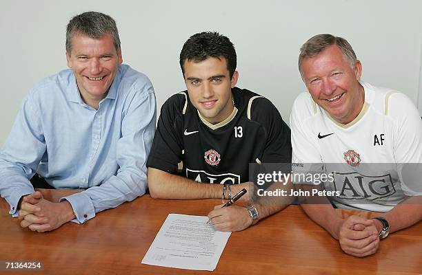 Giuseppe Rossi of Manchester United poses with Sir Alex Ferguson and Chief Executive David Gill after signing a new contract at Carrington Training...