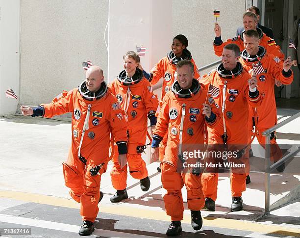 Pilot Mark Kelly, Mission Specialist Lisa Nowak, Commander Steve Lindsey, Mission Specialists Stephanie Wilson, Mike Fossum, Thomas Reiter, a German...
