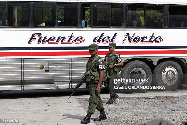 Soldados del Ejercito de Guatemala custodian un autobus de la empresa Fuente del Norte que fue asaltado mientras hacia el recorrido de la ciudad de...