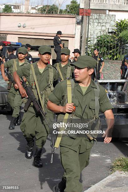 Soldados y agentes de la Policia Nacional Civil montan sendos operativos antidrogas en el barrio El Gallito, de Ciudad de Guatemala, el 04 de julio...