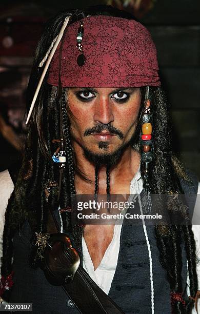 https://media.gettyimages.com/id/71370107/photo/london-a-waxwork-model-of-johnny-depp-as-captain-jack-sparrow-from-pirates-of-the-caribbean.jpg?s=612x612&w=gi&k=20&c=vmYwtBbKA8NthzaTBWe7zz-IKk-yFv8oRCziR6M7hMY=