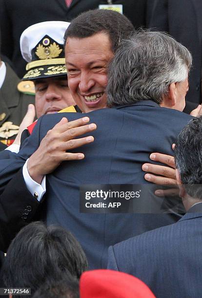 El presidente de Venezuela Hugo Chavez abraza a su homologo argentino Nestor Kirchner, al recibirlo en el Panteon Nacional de Caracas, en una...