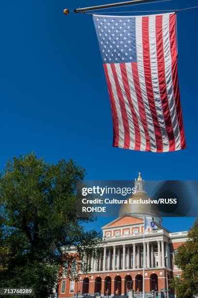 massachusetts state house and american flag, boston, massachusetts. usa - cultura americana 個照片及圖片檔