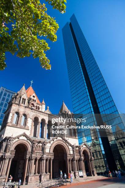 view of 200 clarendon towering over trinity church, boston, massachusetts. usa - cultura americana 個照片及圖片檔