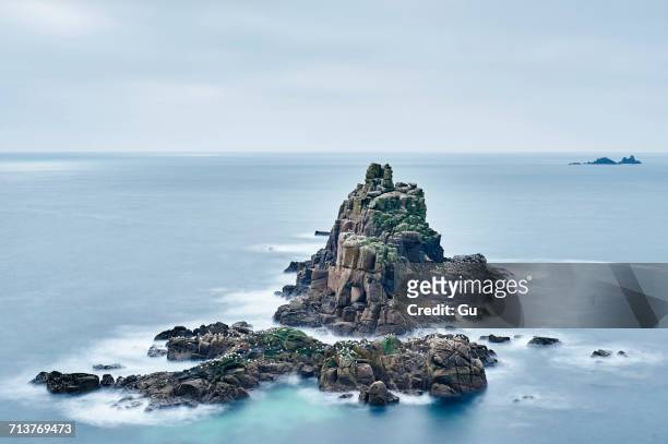 seascape with rock formations, lands end, cornwall, uk - penwith peninsula stock pictures, royalty-free photos & images
