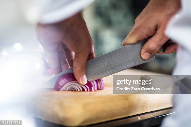 chef slicing red onion, close-up - fis photos et images de collection