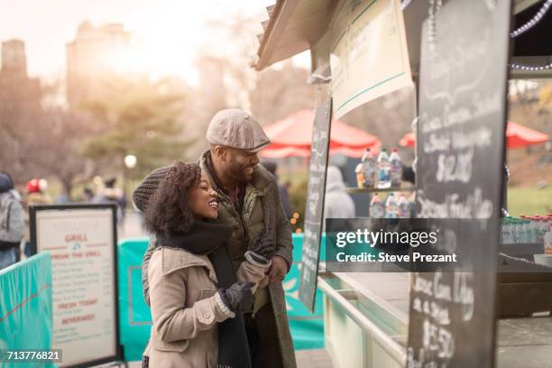 couple choosing food at food stall, new york, usa - imbissbude stock-fotos und bilder
