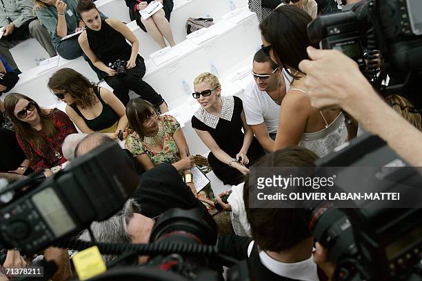 Australian singer Kylie Minogue poses prior German designer Karl Lagerfeld Fall/Winter 2006-07 Haute Couture show for Chanel, 06 July 2006 in Paris....